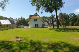 Das Ferienhaus Seeschwalbe in Fuhlendorf am Bodden der Ostsee in der Rückansicht vom Garten aus