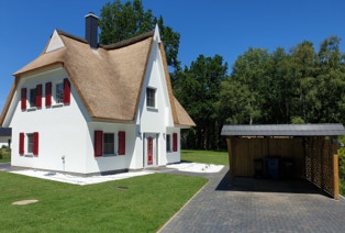 Das Ferienhaus Seeschwalbe in Fuhlendorf am Bodden der Ostsee in der Frontansicht